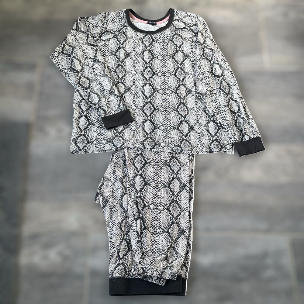 Cozy Zoe Women’s Python Printed Top & Pajama Pant… - image 3